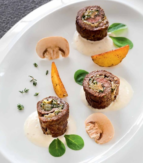 Рулетики из телятины в бургундском соусе